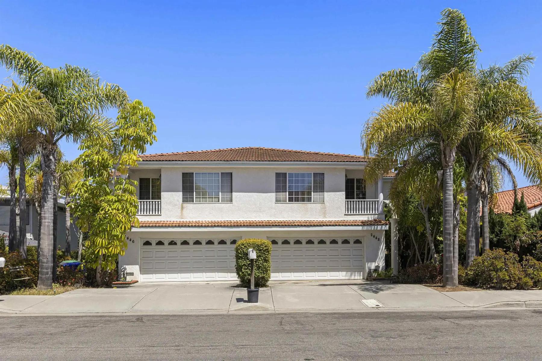 Exterior of 2446–2448 Sacada Cir