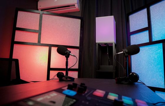 Interior studio podcast modern di Tangerang dengan peralatan recording profesional dan desain minimalis