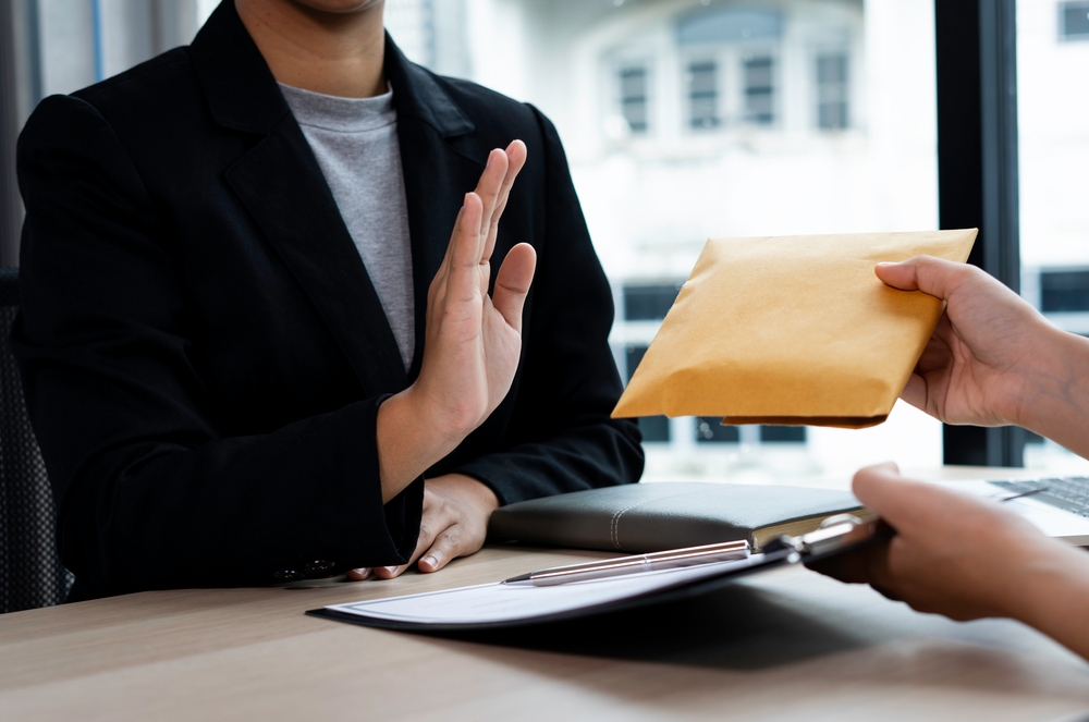 Image Injured driver refusing a settlement offer from an insurance adjuster after a personal injury accident