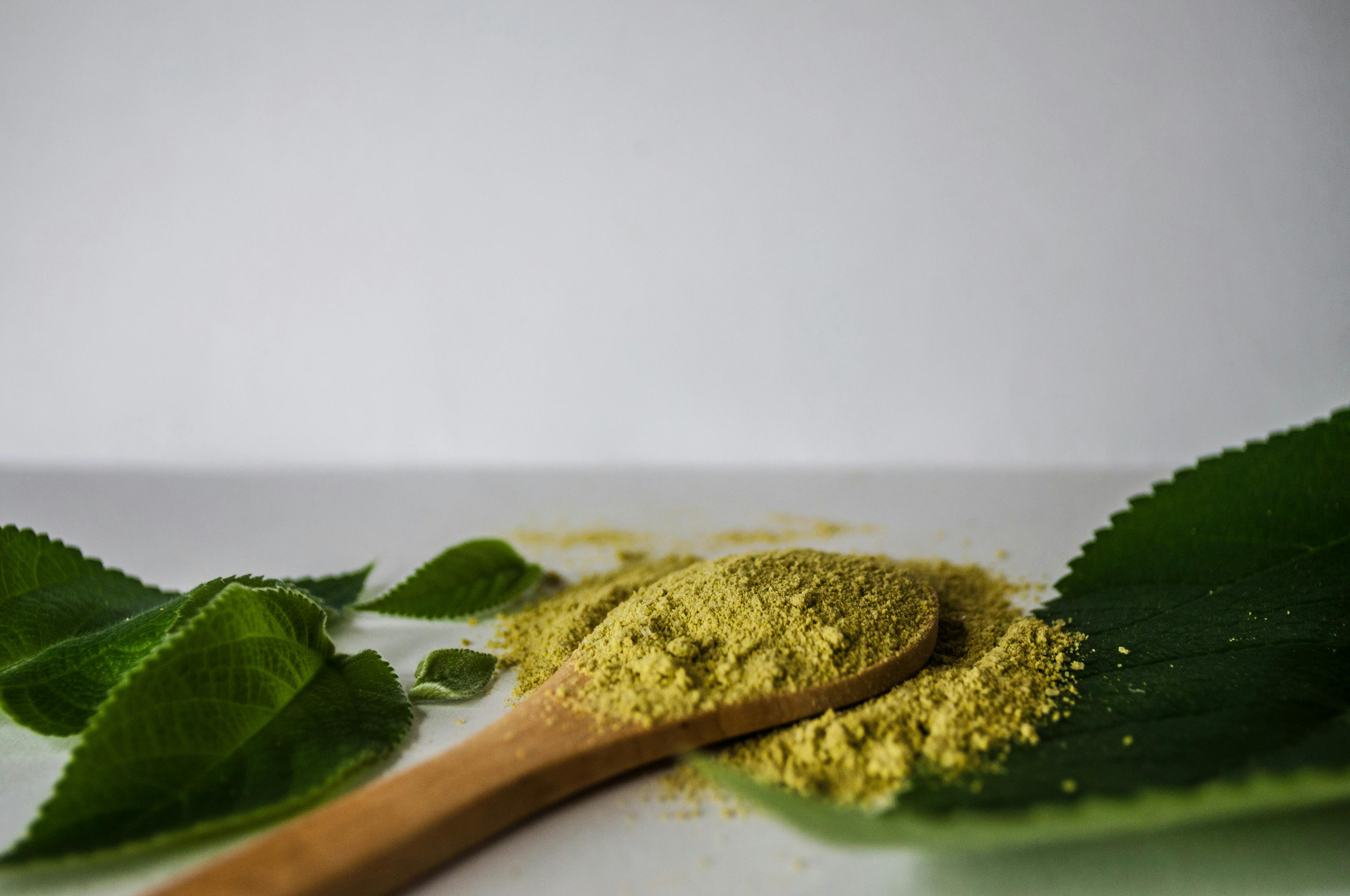 Kratom powder and leaves representing products at the center of kratom and 7-OH injury lawsuits