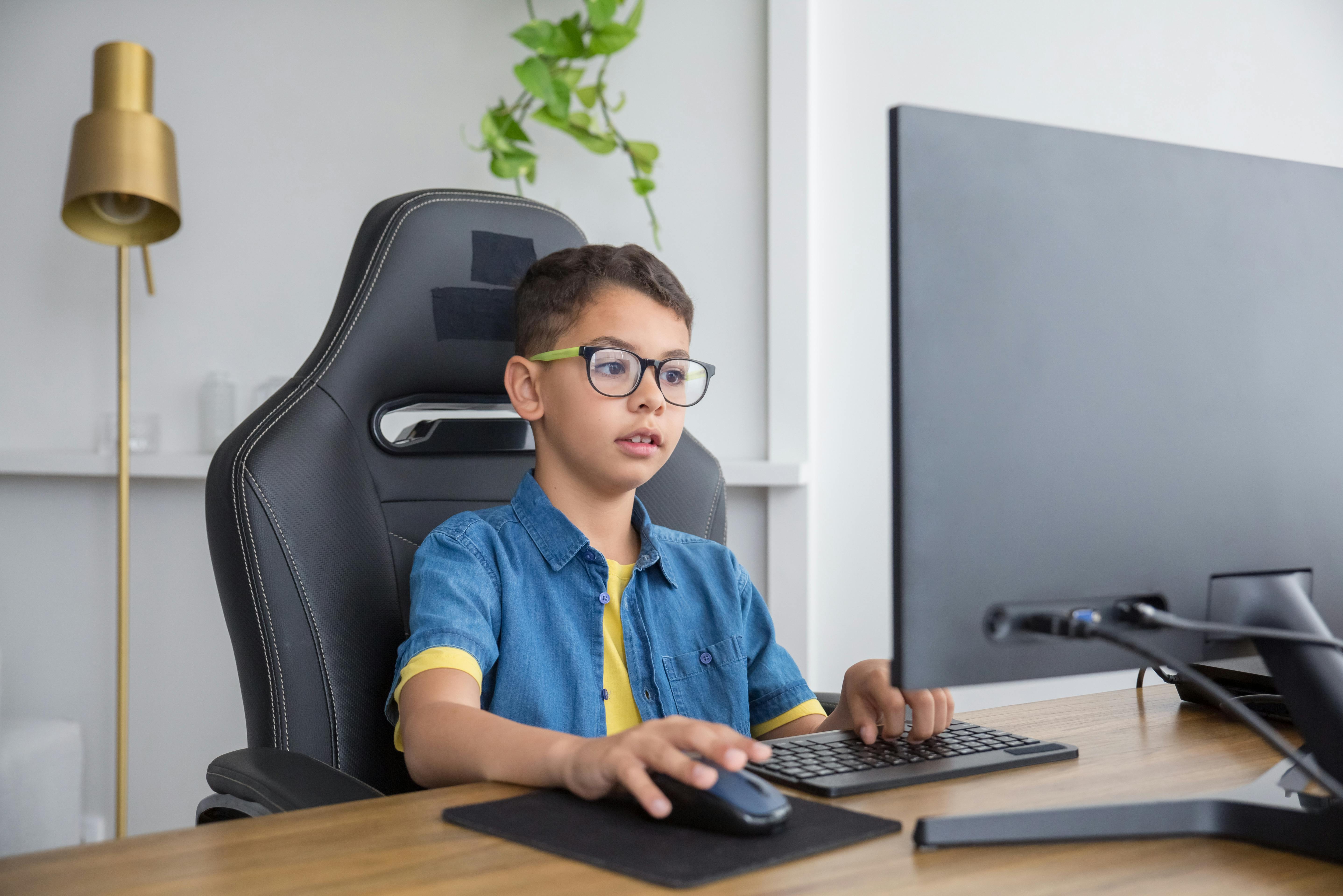 Young child using a desktop computer, representing online safety concerns in the Roblox, Discord, and Snapchat lawsuit.