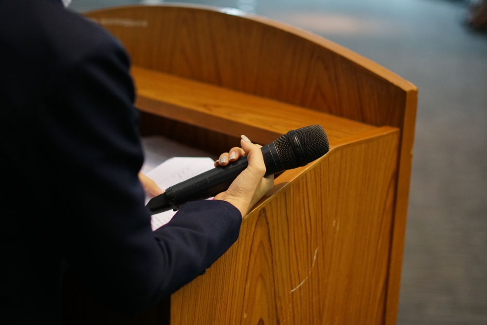 Image Speaker addressing a podium, symbolizing Governor Kathy Hochul’s State of the State address on child safety and technology regulation