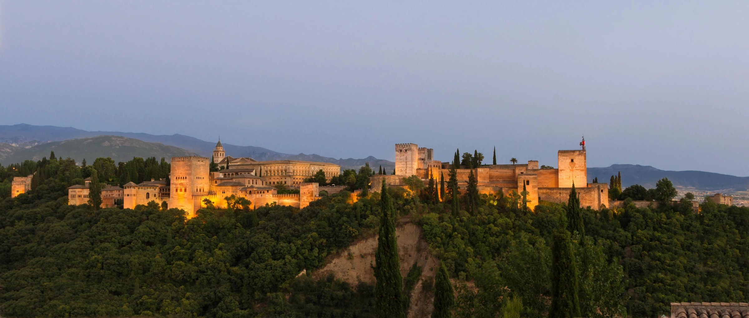 Vista panorámica de la Alhambra de Granada al atardecer, circuito cultural por Andalucía.