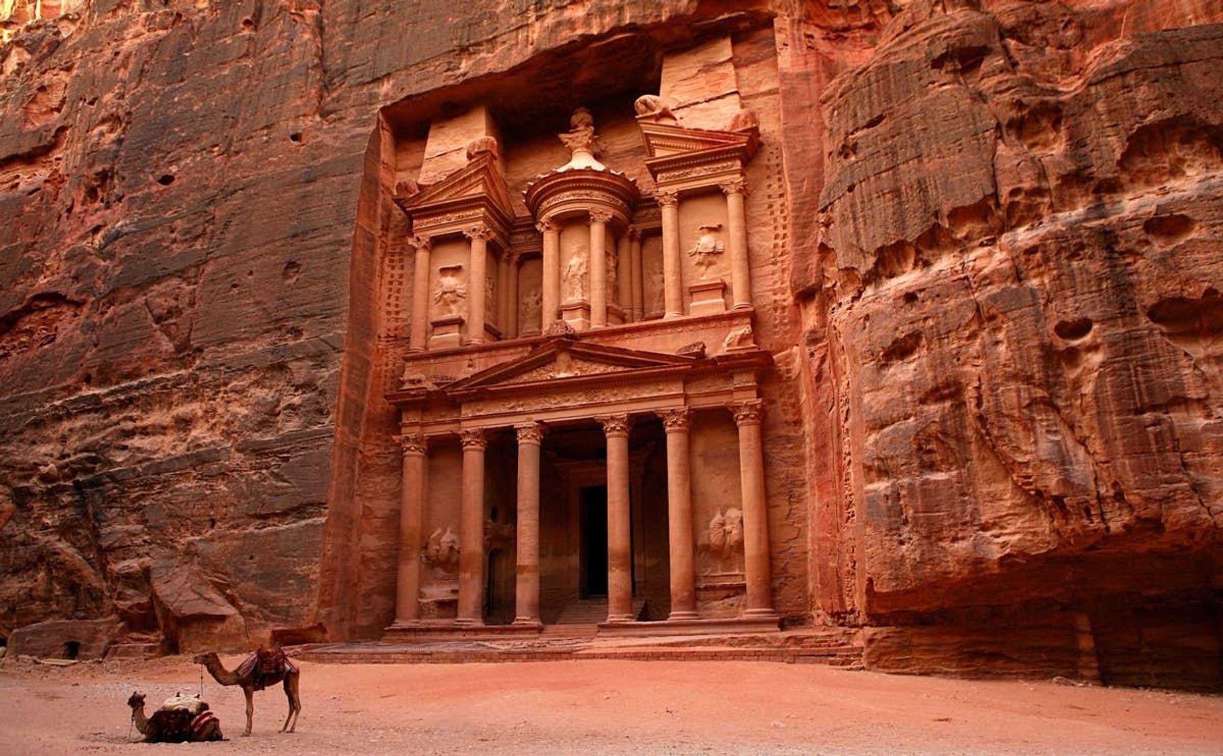 El Tesoro de Petra, monumento excavado en la roca de Jordania, circuito cultural de 8 días con SaltySoulTrips.