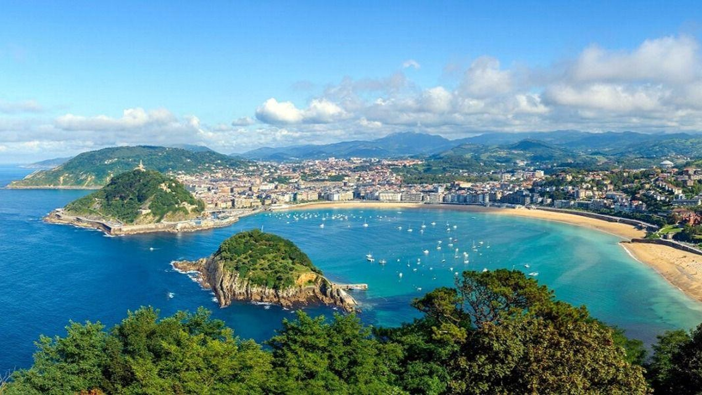 Playa de La Concha en San Sebastián, País Vasco, uno de los destinos del circuito Euskadi de 8 días desde Barcelona.