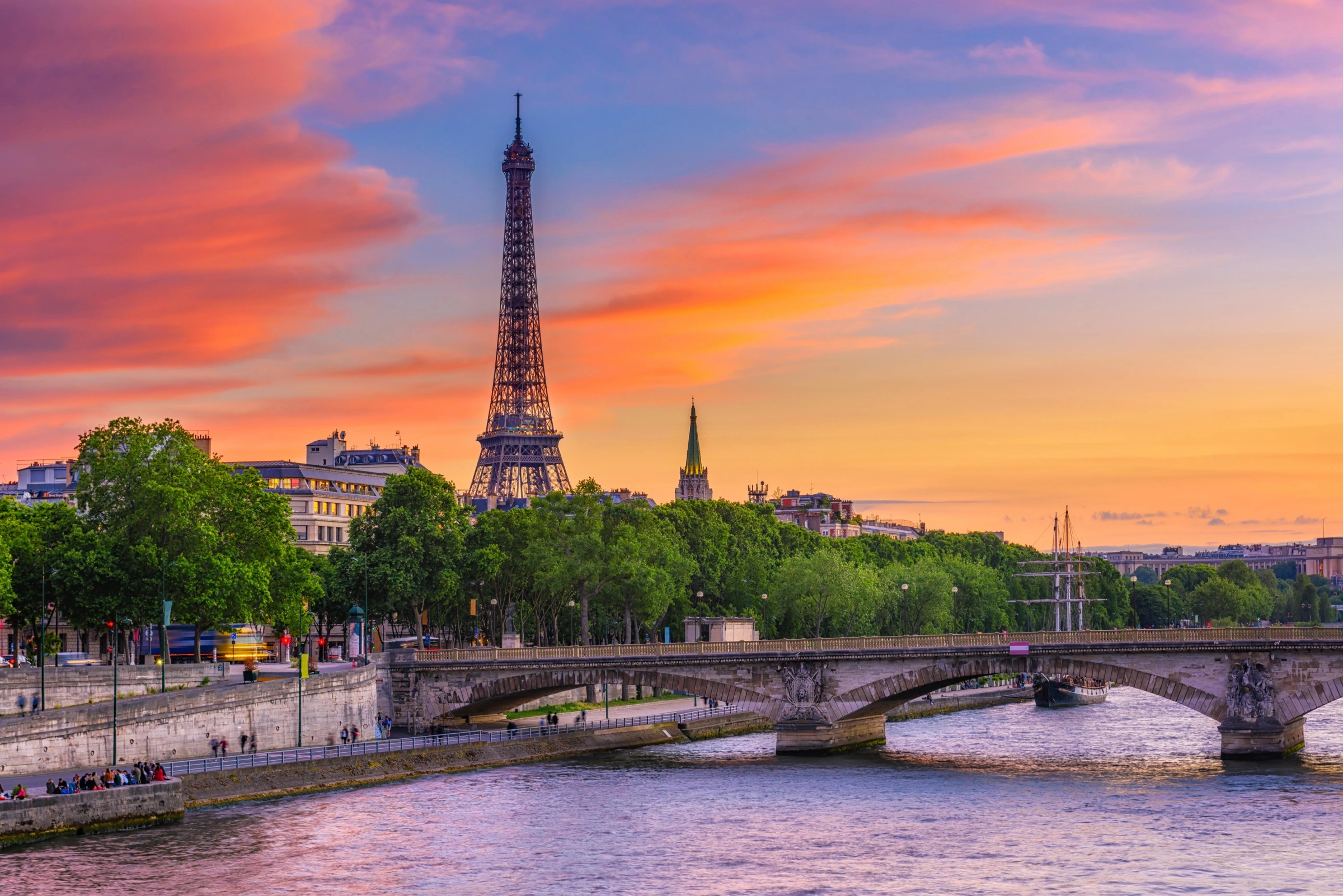 Torre Eiffel y río Sena al atardecer en París, Francia.