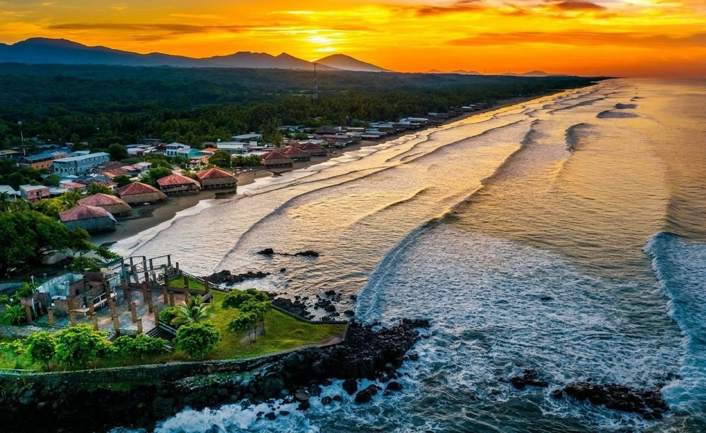 Playa tropical de El Cuco en El Salvador, paisaje de la costa del Pacífico en Centroamérica.