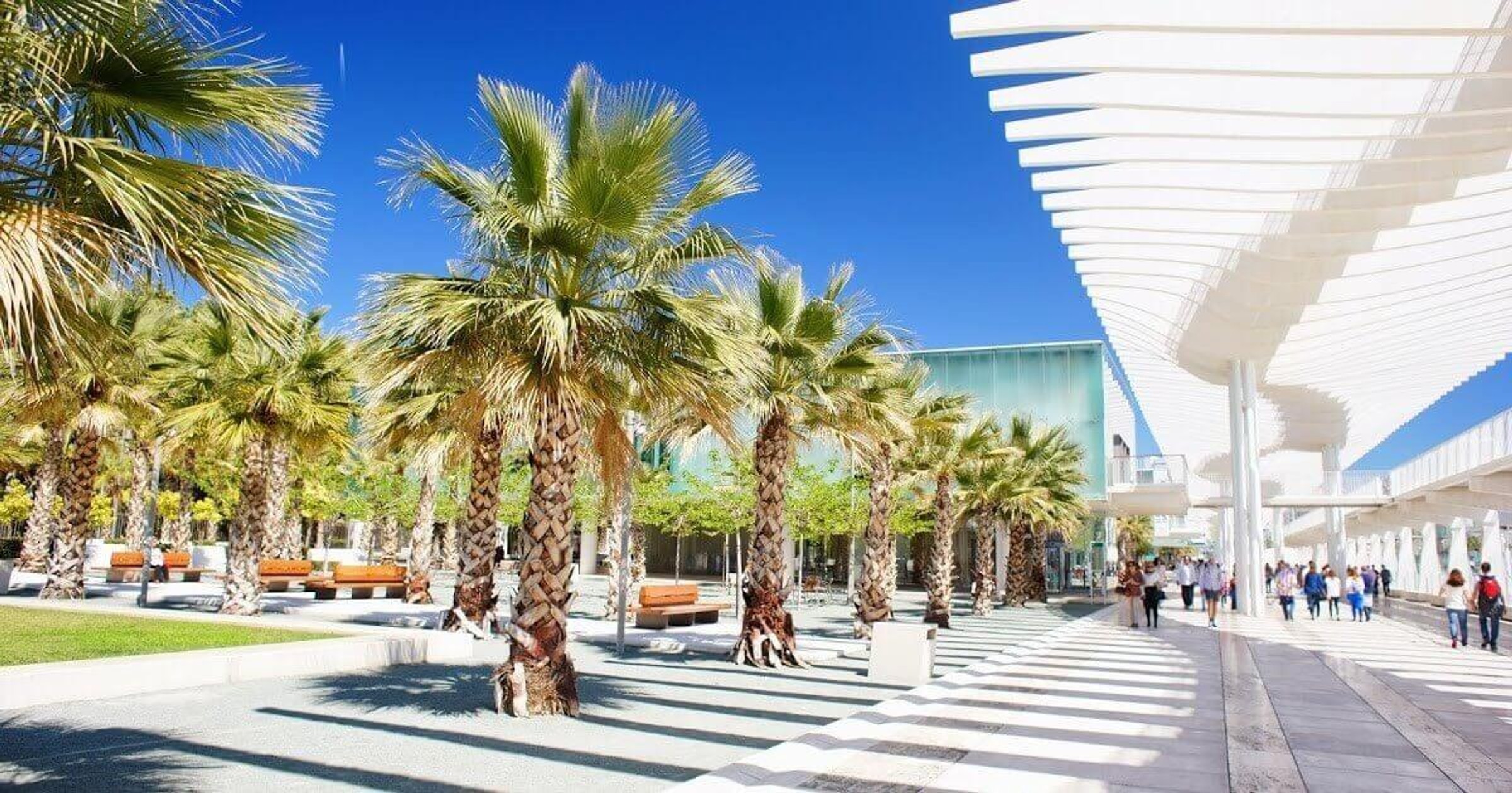 Paseo del Muelle Uno en Málaga, destino de escapada navideña de 5 días desde Madrid en diciembre de 2026.  Copiar