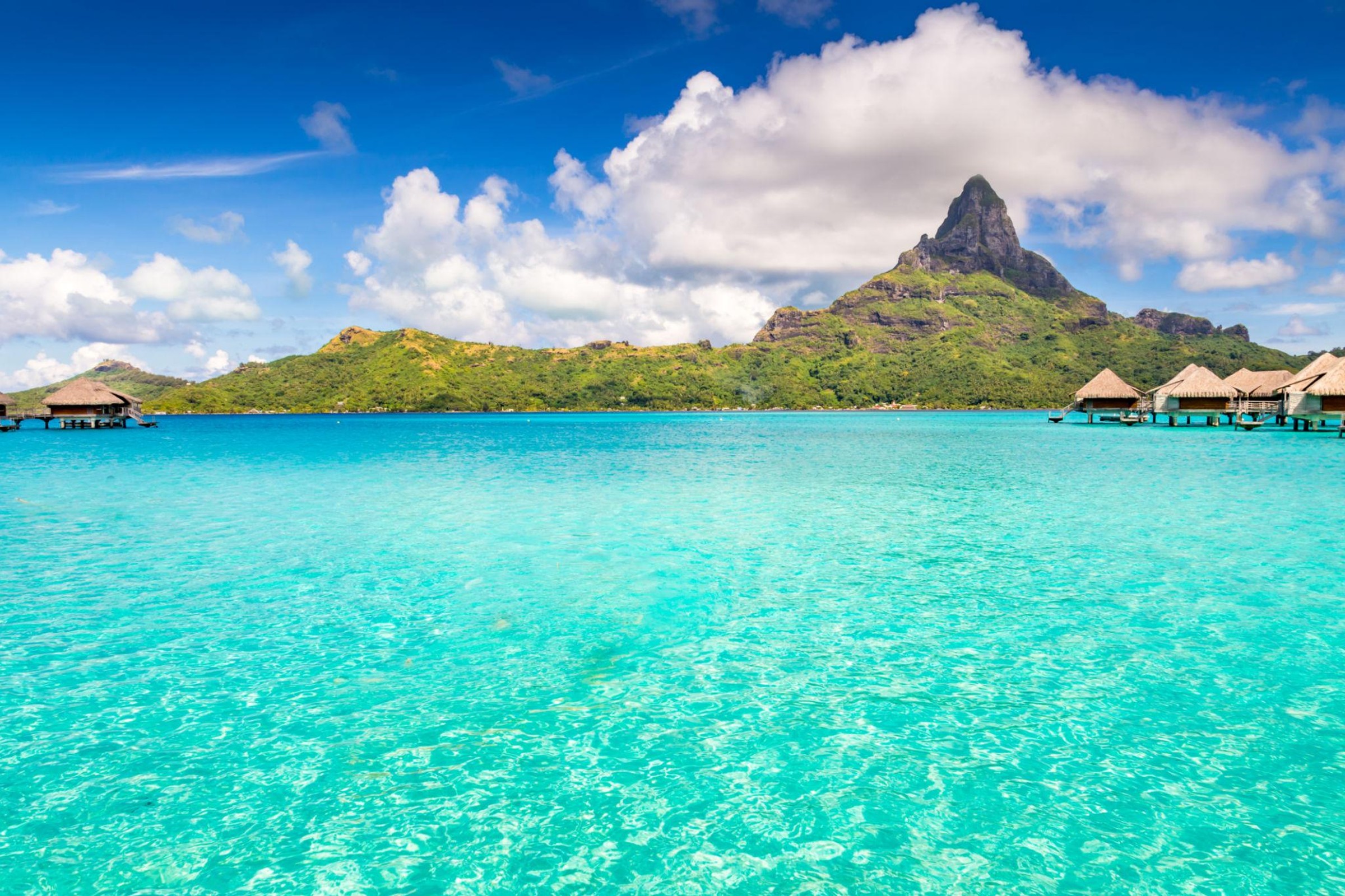 Bora Bora en la Polinesia Francesa, con laguna turquesa y paisaje tropical, viaje de 11 días por Tahití, Moorea y Bora Bora.