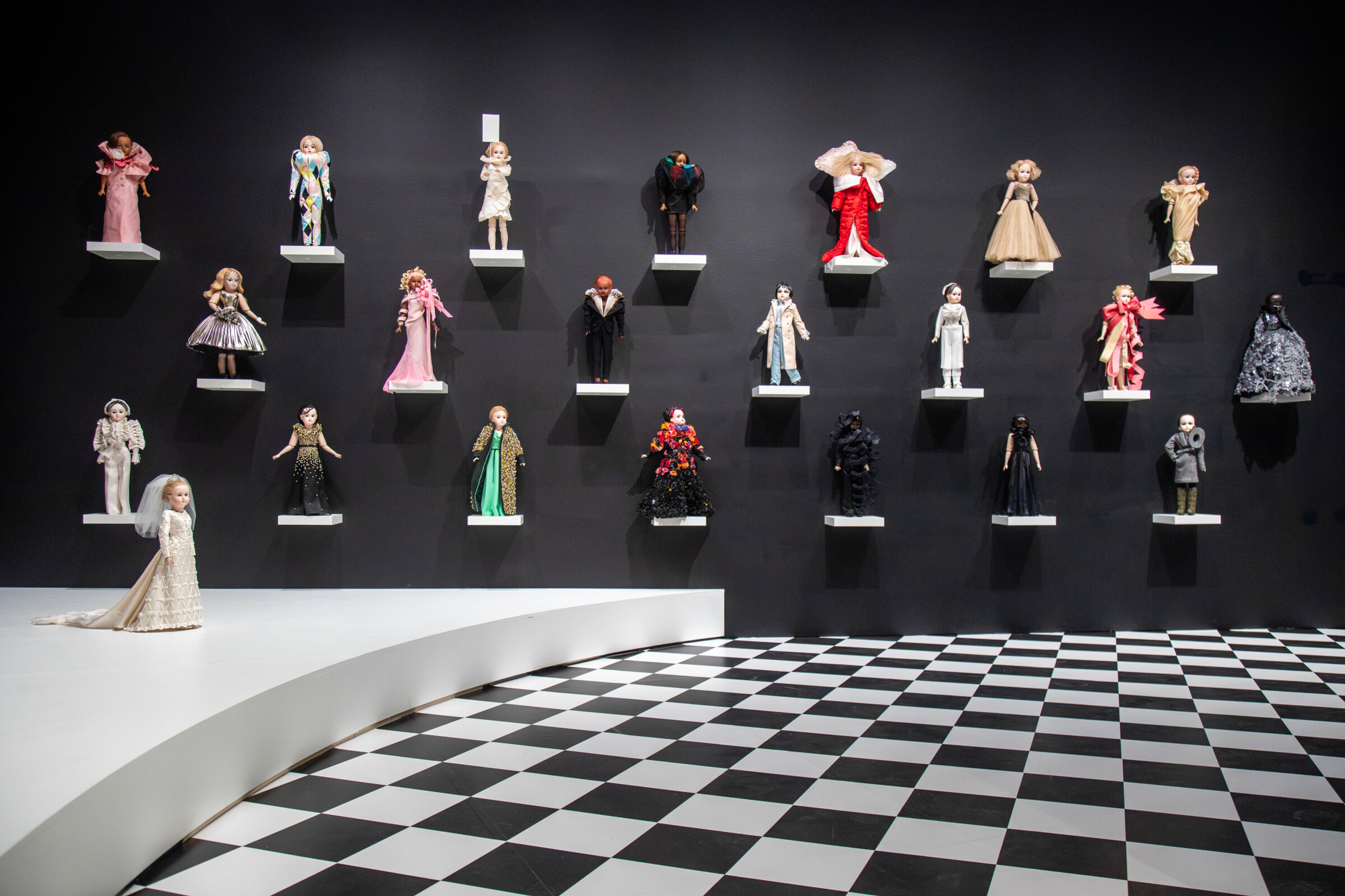 FASHION STATEMENTS: VIKTOR&ROLF | Beyond Noise