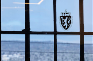 Tolletaten logo på vindu