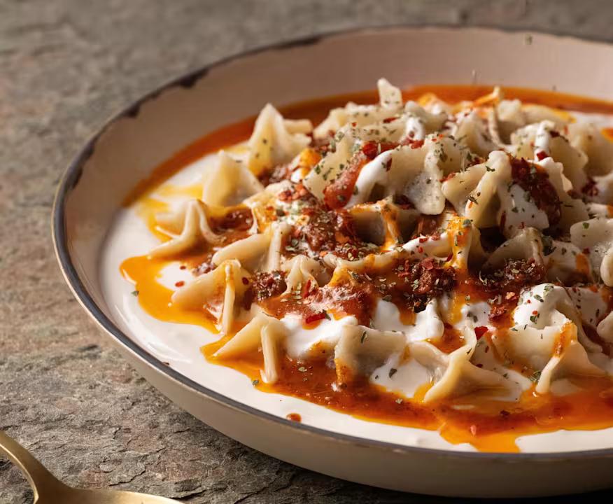 Plat de ravioli manti turc