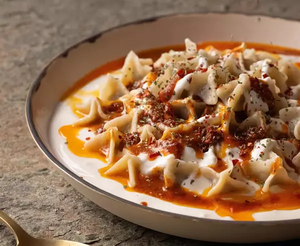 Plat de ravioli manti turc