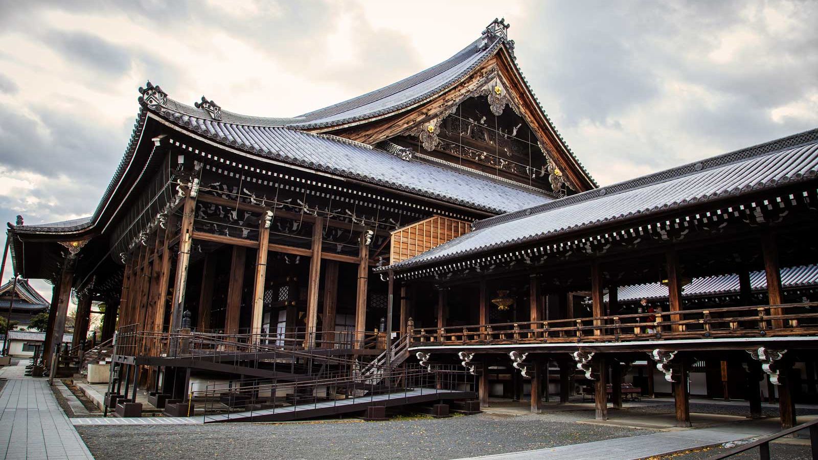 Nishi Honganji Temple: A Hidden Buddhist Treasure in Kyoto
