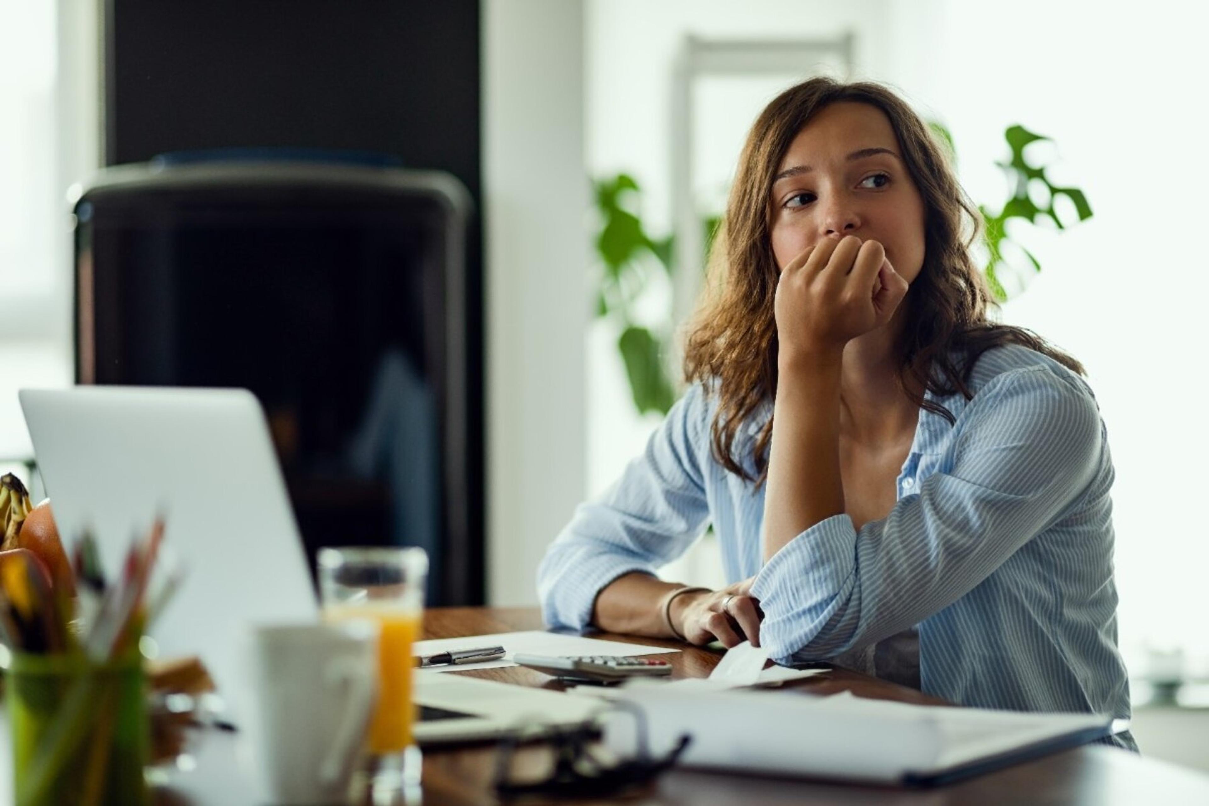 women-struggling-with-adhd-in-adults-10-symptoms