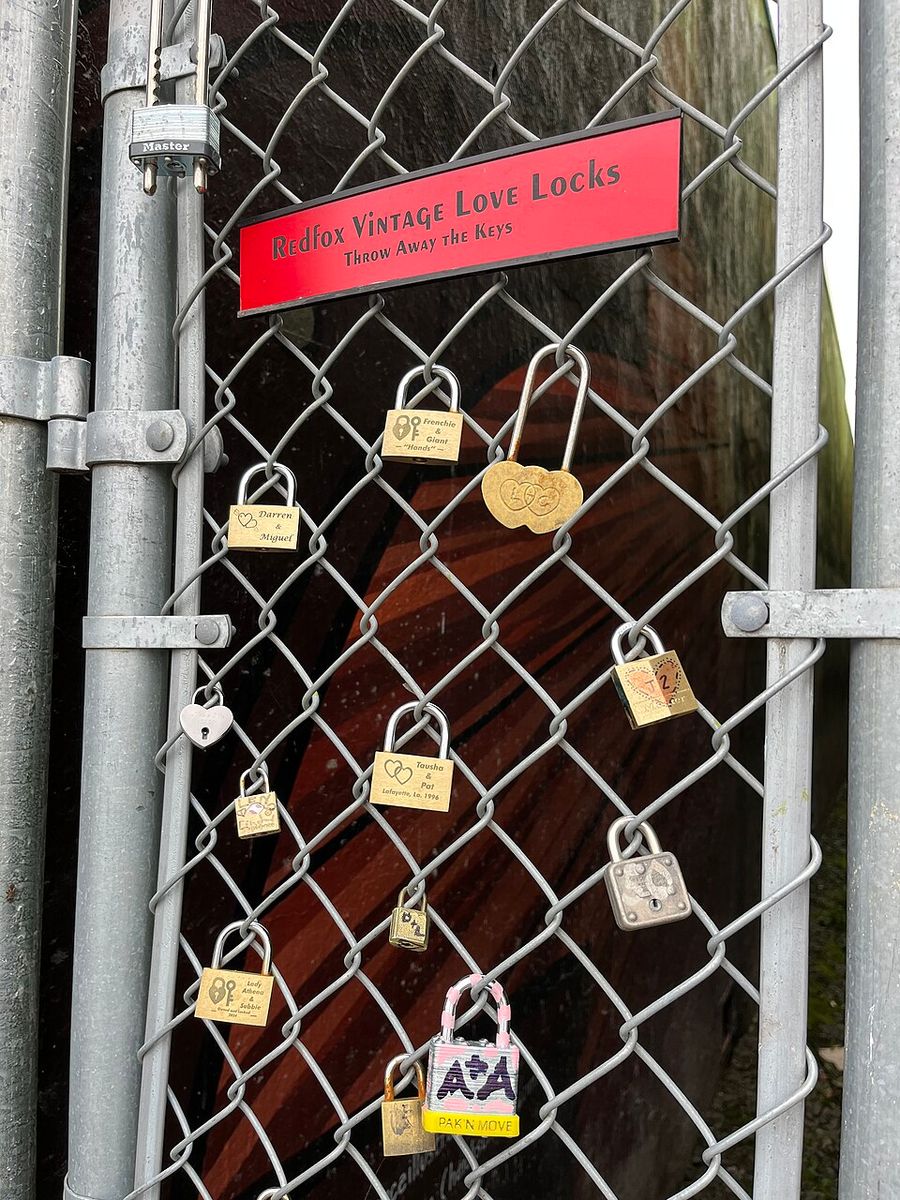 A photo of Portland's iconic love locks By Another Believer - Own work, CC BY-SA 4.0, https://commons.wikimedia.org/w/index.php?curid=164156672