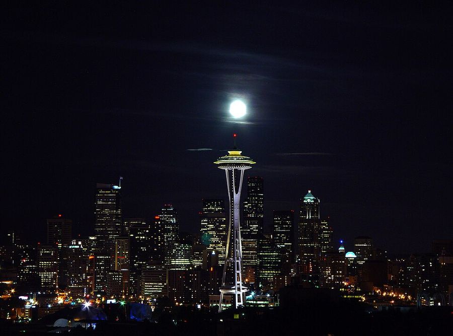 Seattle Space Needle and Downtown by night Created by User:Nova77, CC BY-SA 3.0 <http://creativecommons.org/licenses/by-sa/3.0/>, via Wikimedia Commons
