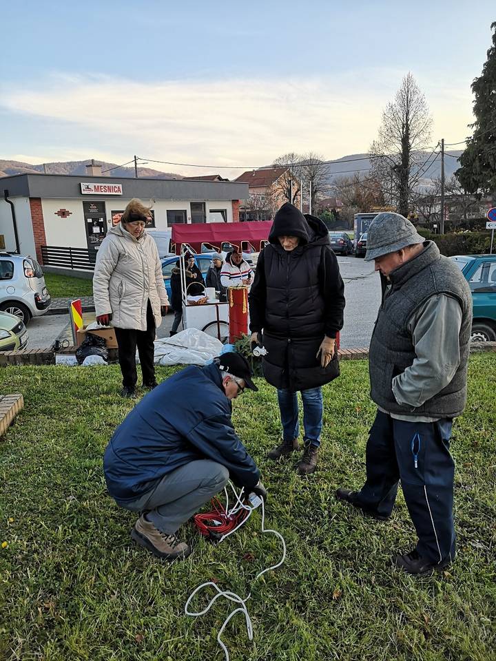 Potepuhi zapalili prvu adventsku svijeću - fotografija 5