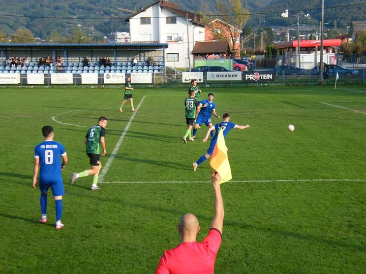 Pomoćni sudac podiže zastavicu tijekom utakmice Bistre i petrinjske Mladosti