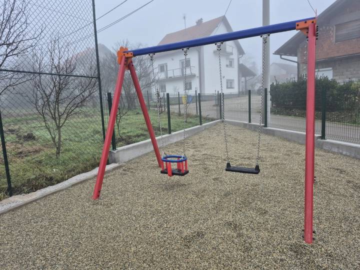 Rekonstrukcija dječjeg igrališta u Strmečkoj ulici. - fotografija 2