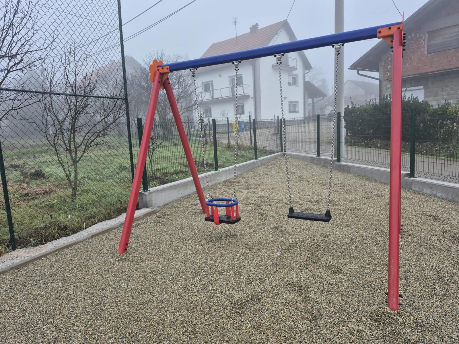 Rekonstrukcija dječjeg igrališta u Strmečkoj ulici. - fotografija 2