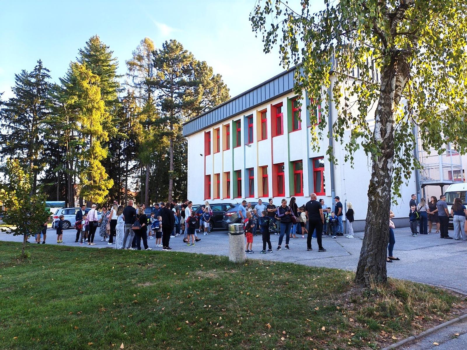 Osnovna škola – prvašići prvi put sjeli u školske klupe - fotografija 5