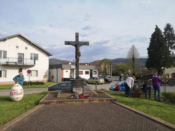 Potepuhi uredili centar Donje Bistre - fotografija 3