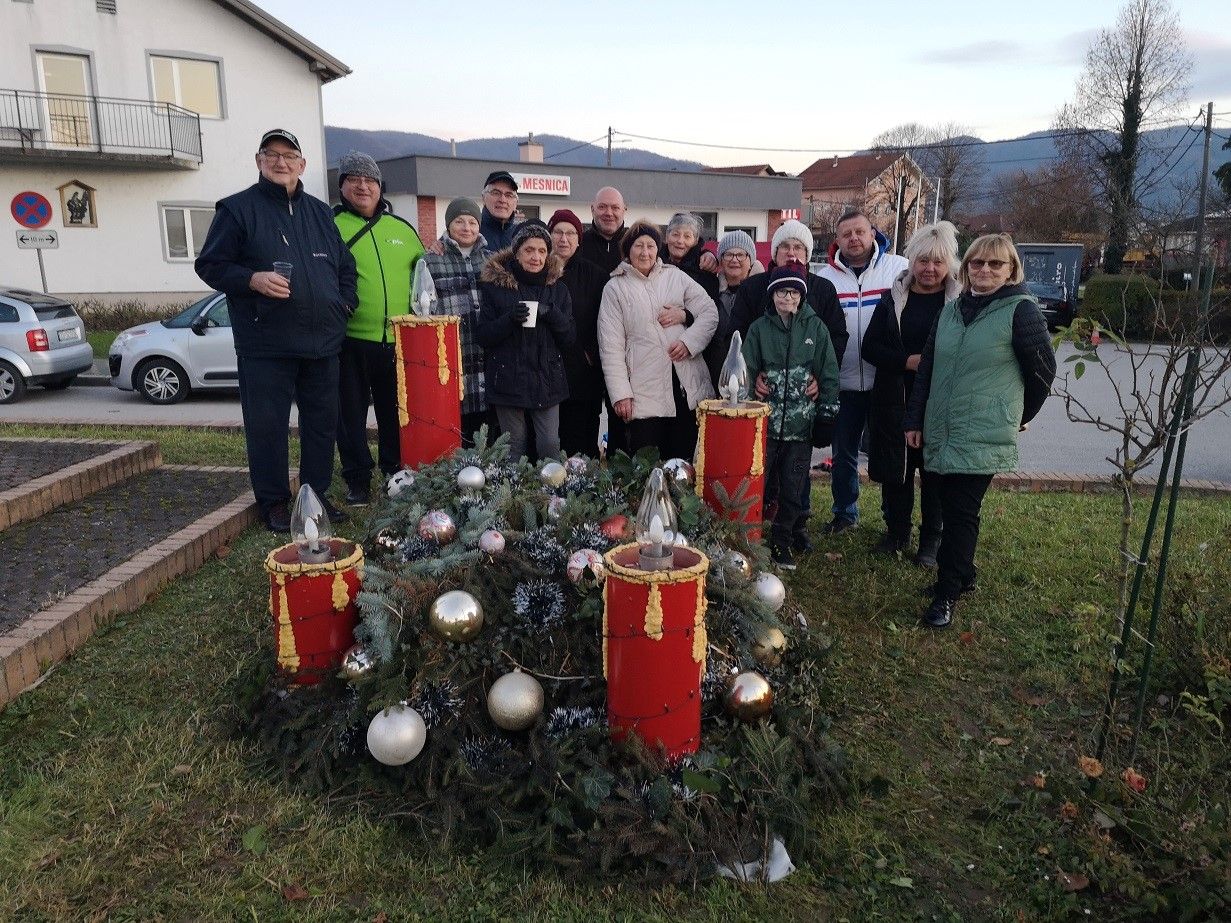 Potepuhi zapalili prvu adventsku svijeću