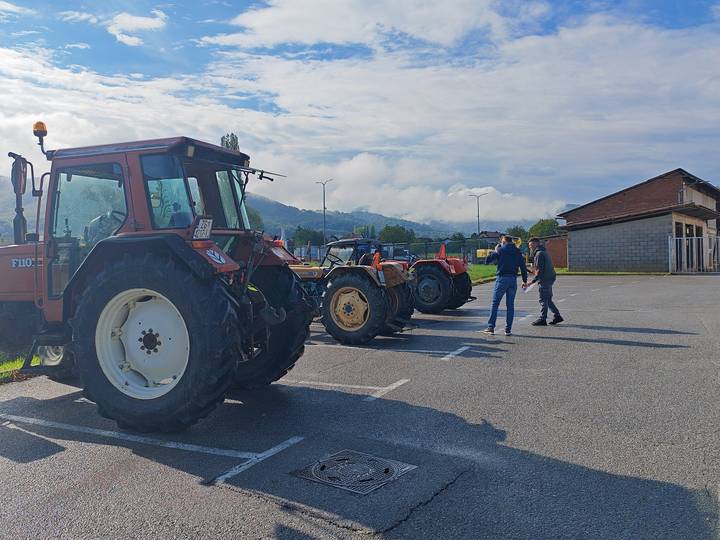 Bistrani voze ispravne traktore - fotografija 1