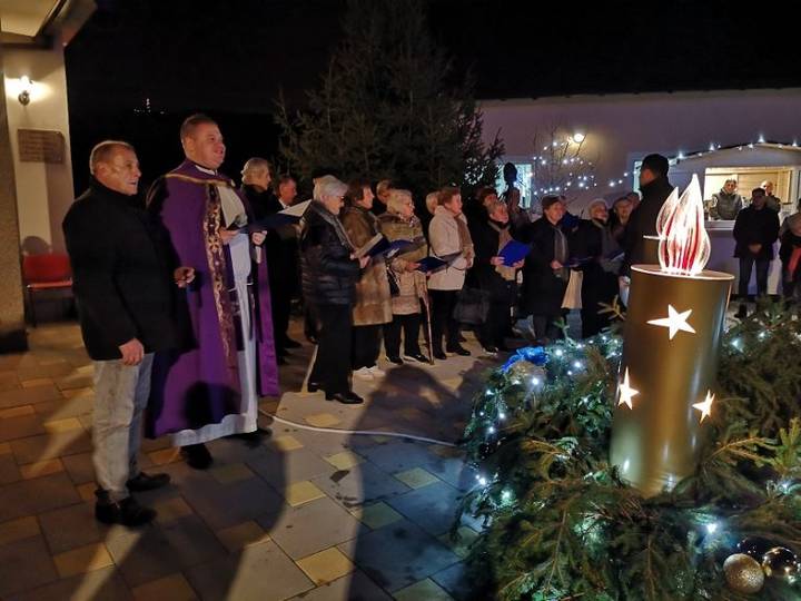 Oborovo – zapaljena adventska svijeća - fotografija 1