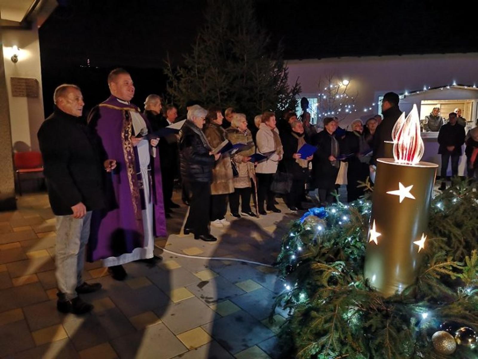 Oborovo – zapaljena adventska svijeća - fotografija 1