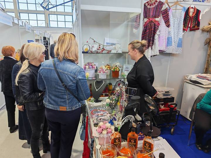 Posjetiteljice razgledavaju nakit i rukotvorine na štandu Općine Bistra