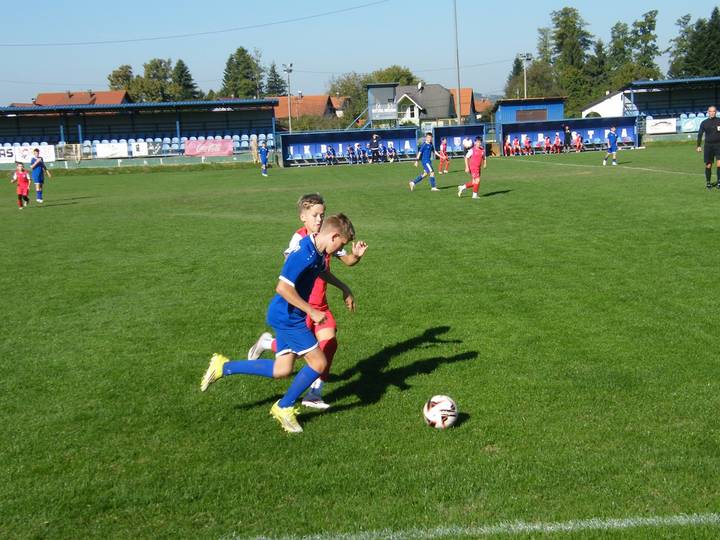 Dvoboj igrača za loptu na utakmici mlađih pionira Bistre i Zeline
