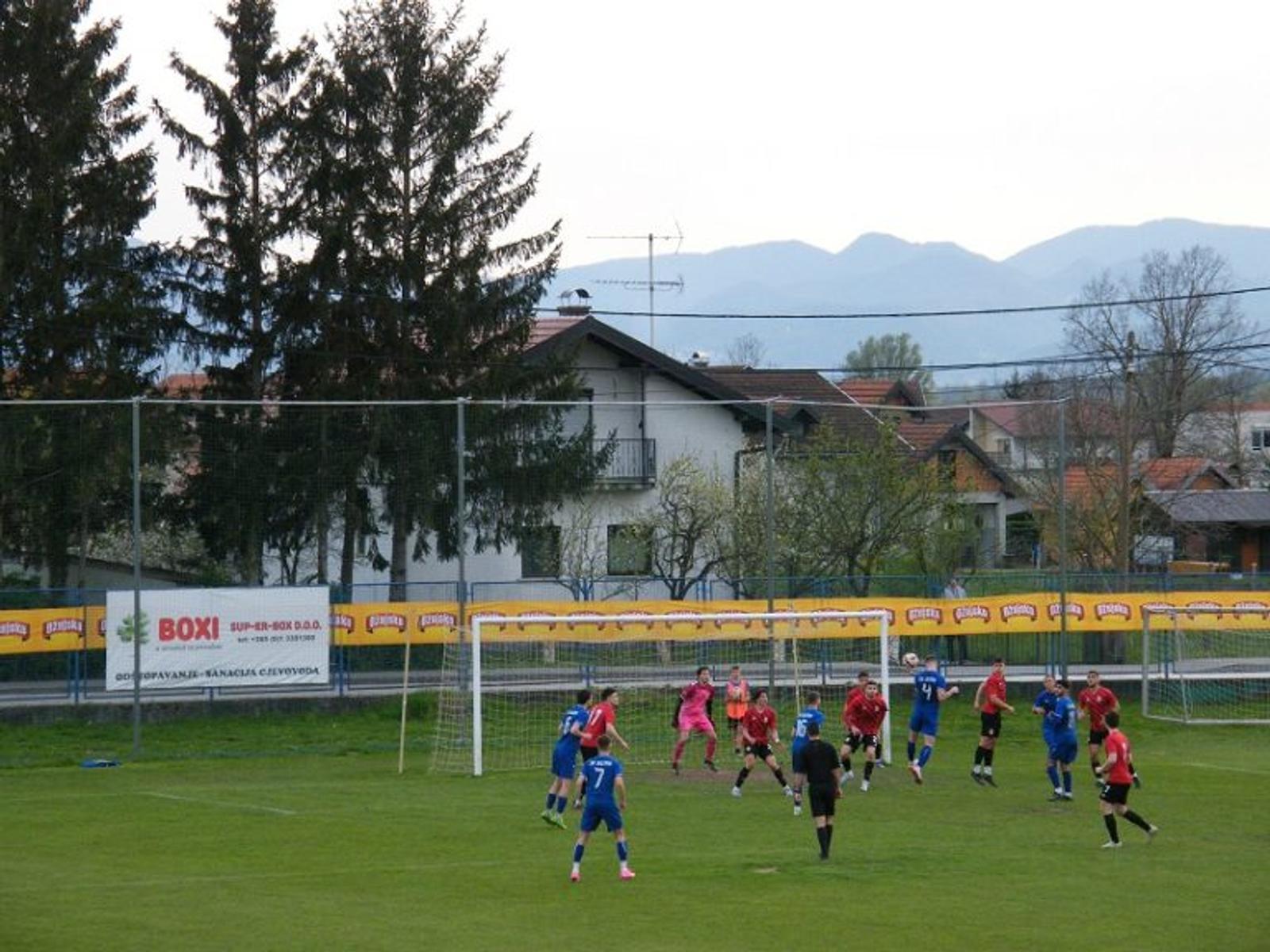 Nogomet – seniori, pioniri i juniori upisali nove pobjede - fotografija 4