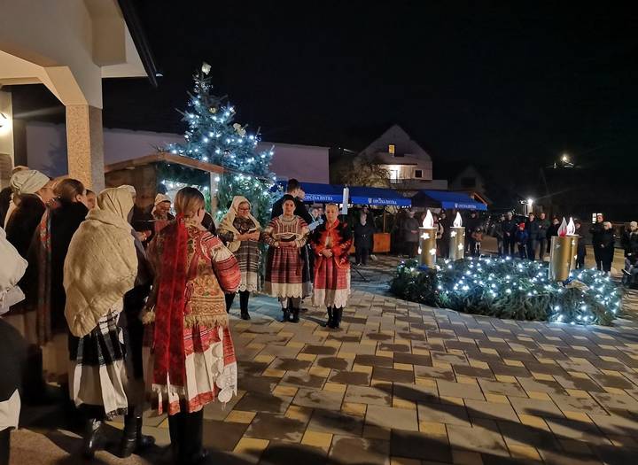 Oborovo – zapaljena četvrta adventska svijeća - fotografija 2