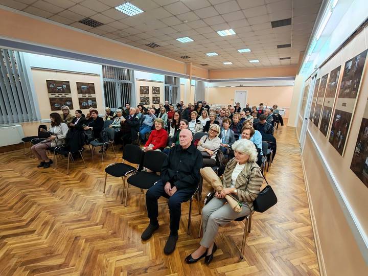 Posjetitelji predstavljanja zbirki poezije u dvorani
