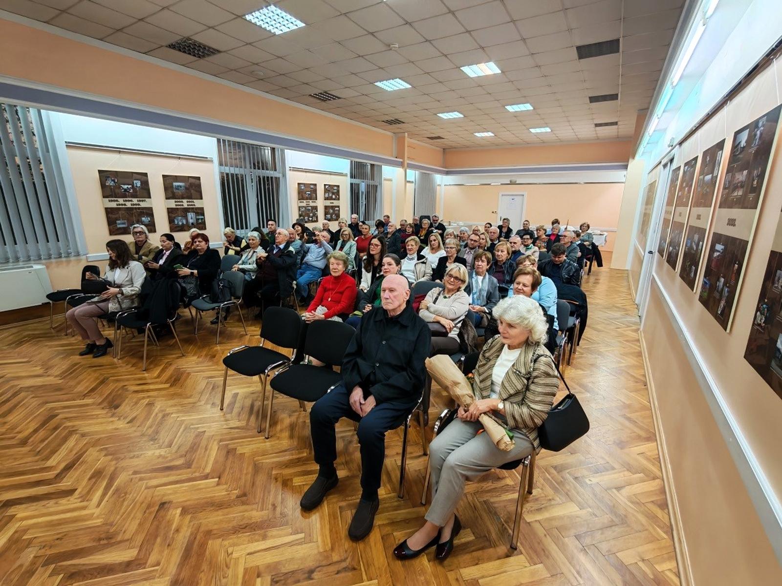 Posjetitelji predstavljanja zbirki poezije u dvorani