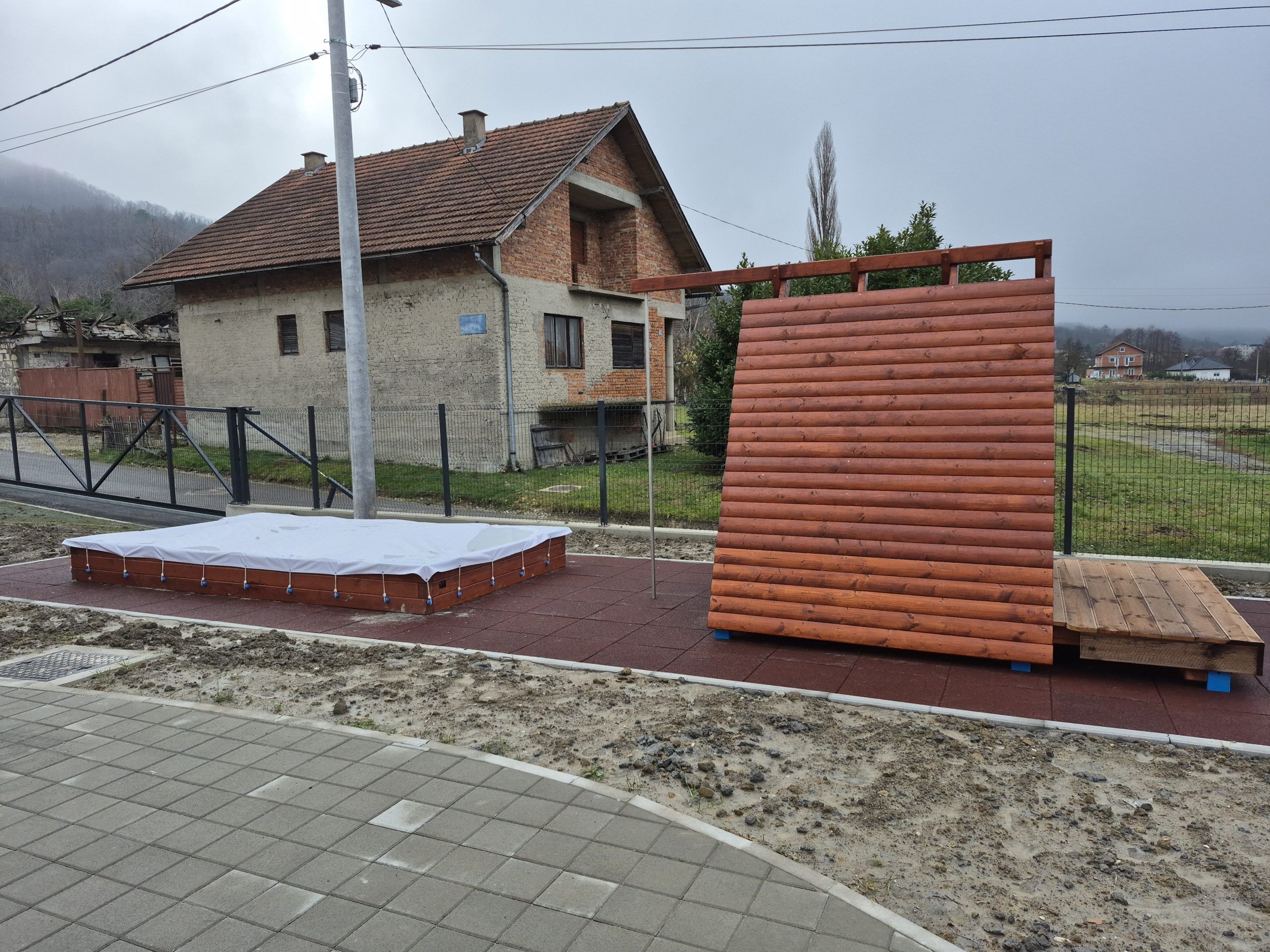 Naslov: Izgradnja i uređenje vanjskog igrališta područnog objekta vrtića Kapljica.