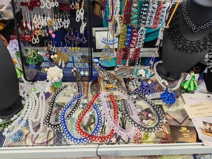 Ogrlice, naušnice i drugi ručno izrađeni ukrasi na sajamskom štandu