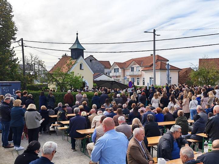 Brojni vjernici ispred Kapele sv. Vendelina