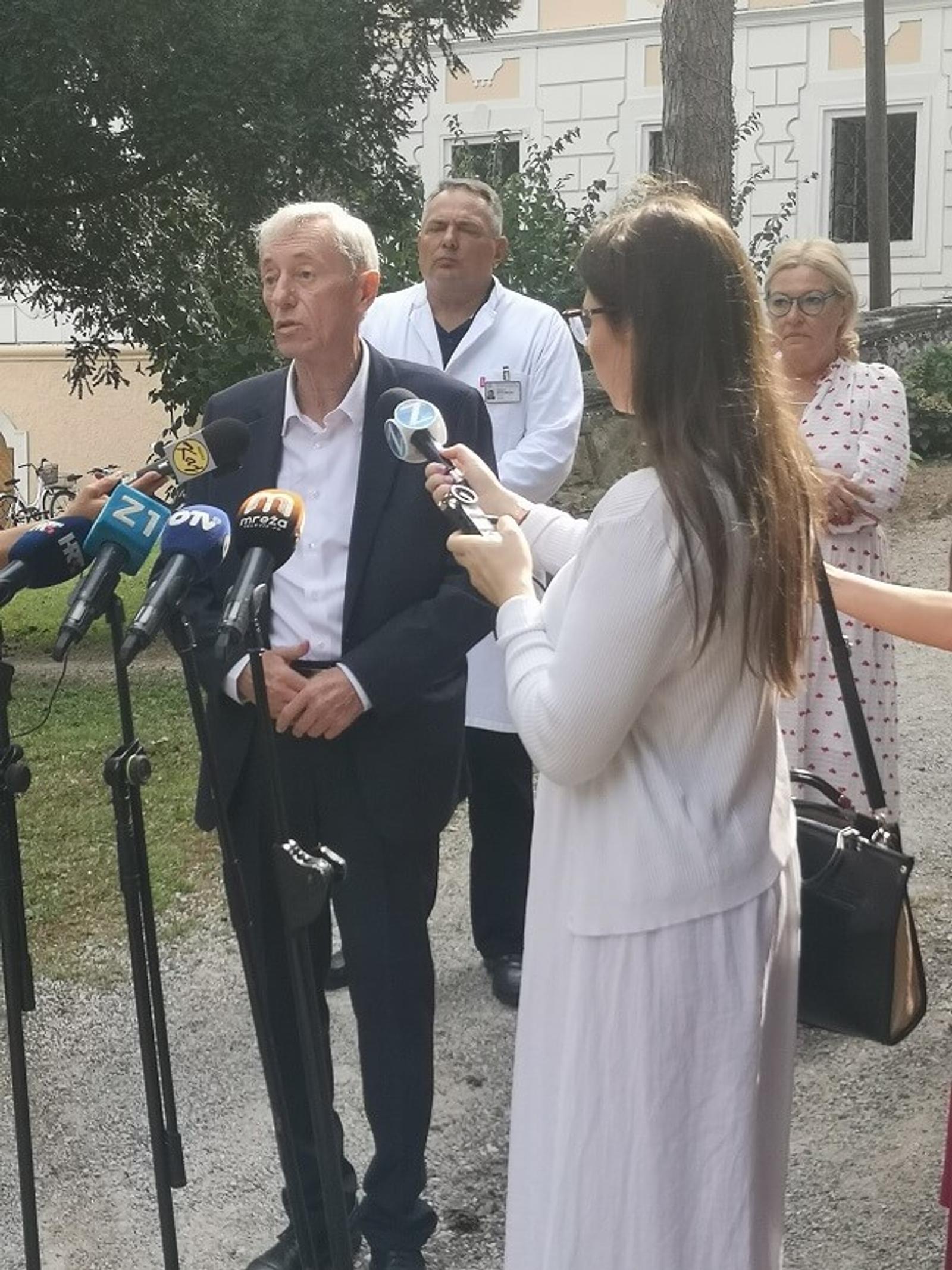 Stepinčeva oaza mira i roditelji male Sare donirali kombi bolnici - fotografija 3