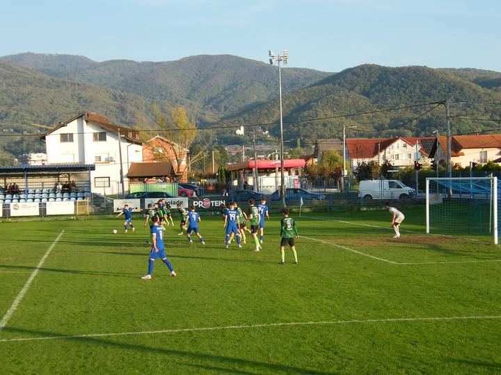 Nogometaši Bistre i petrinjske Mladosti u kaznenom prostoru