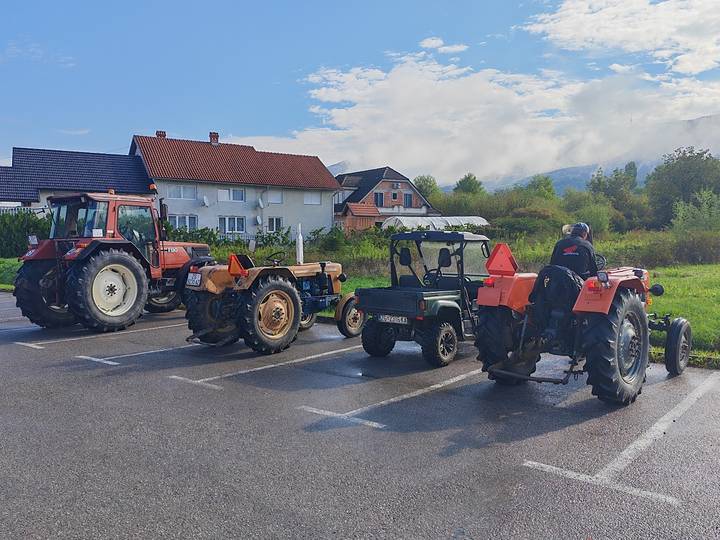Bistrani voze ispravne traktore - fotografija 2