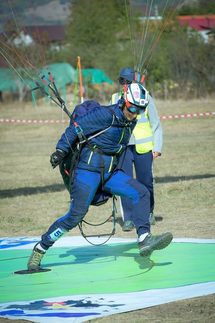 Parajedriličar pri preciznom slijetanju na označenu metu