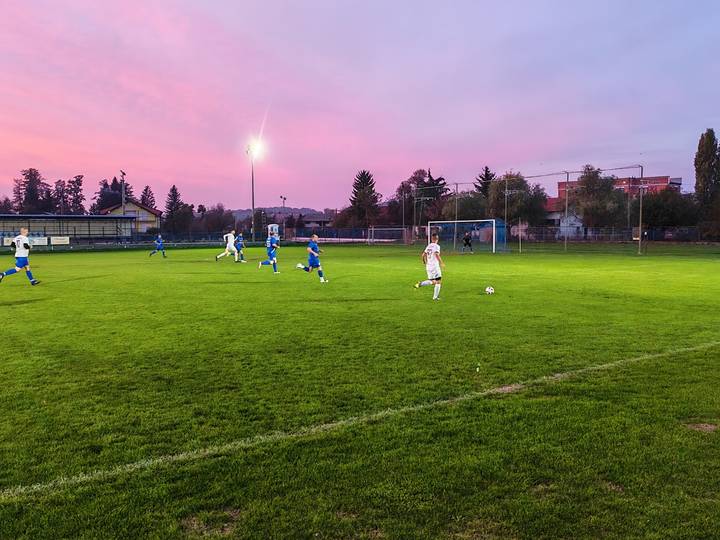 Napad uz bočnu liniju na utakmici veterana Bistre i Dinama iz Jakovlja.