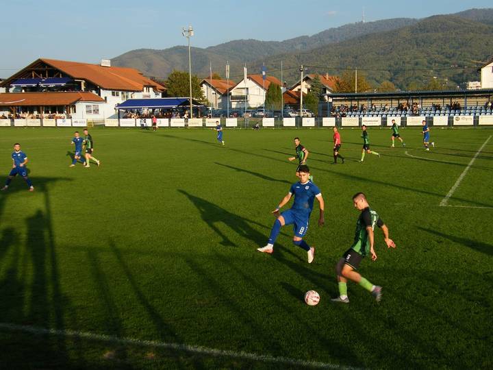 Dvoboj igrača uz aut-liniju na utakmici Bistre i petrinjske Mladosti