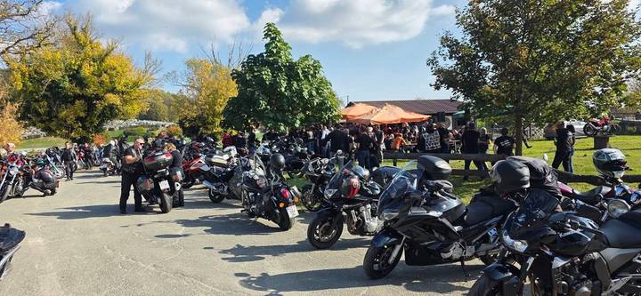 Motocikli i okupljeni motoristi na jesenskom moto blagoslovu