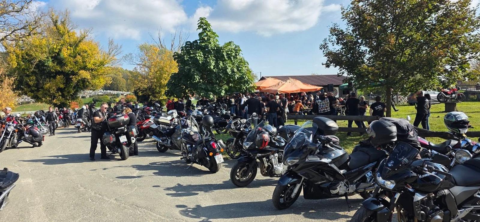 Motocikli i okupljeni motoristi na jesenskom moto blagoslovu