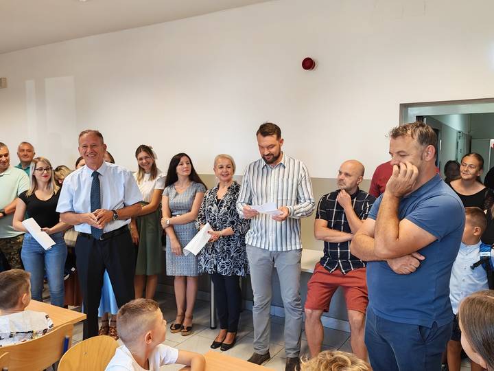 Osnovna škola – prvašići prvi put sjeli u školske klupe - fotografija 2