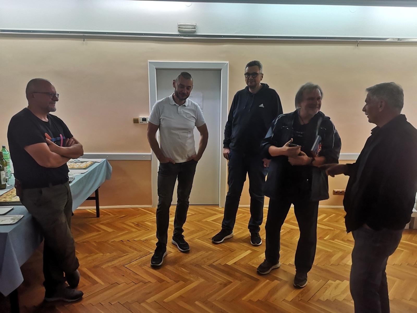 Knjižnica i planinari predstavili knjigu „Sedam“ autora Marija Celinića - fotografija 1